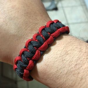 Reversible paracord bracelet
